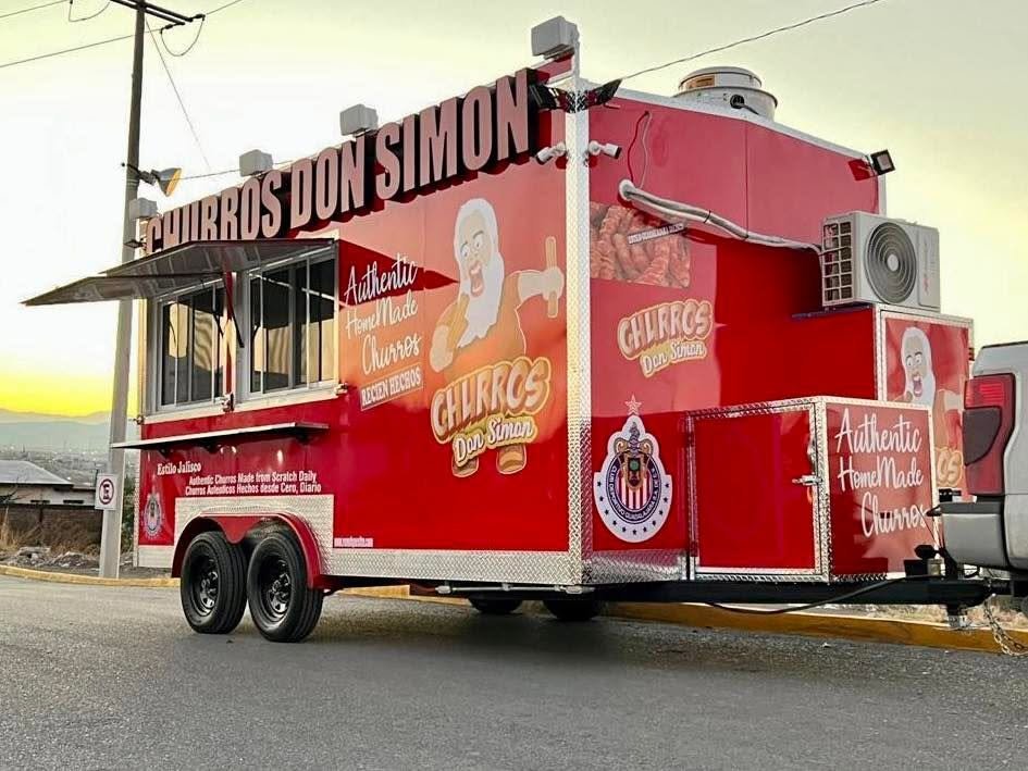 Tráila food truck rotulada con vinil de alta definición
